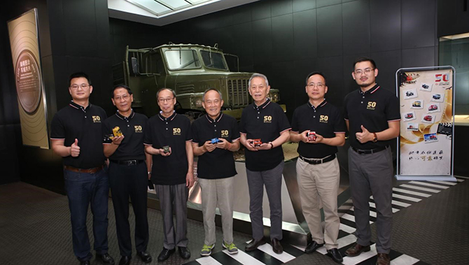 東風公(gōng)司建(jian)設(shè)50周年(nian)重(zhong)走(zou)500公(gōng)裏汽車(che)長(zhang)廊走(zou)進(jin)十堰